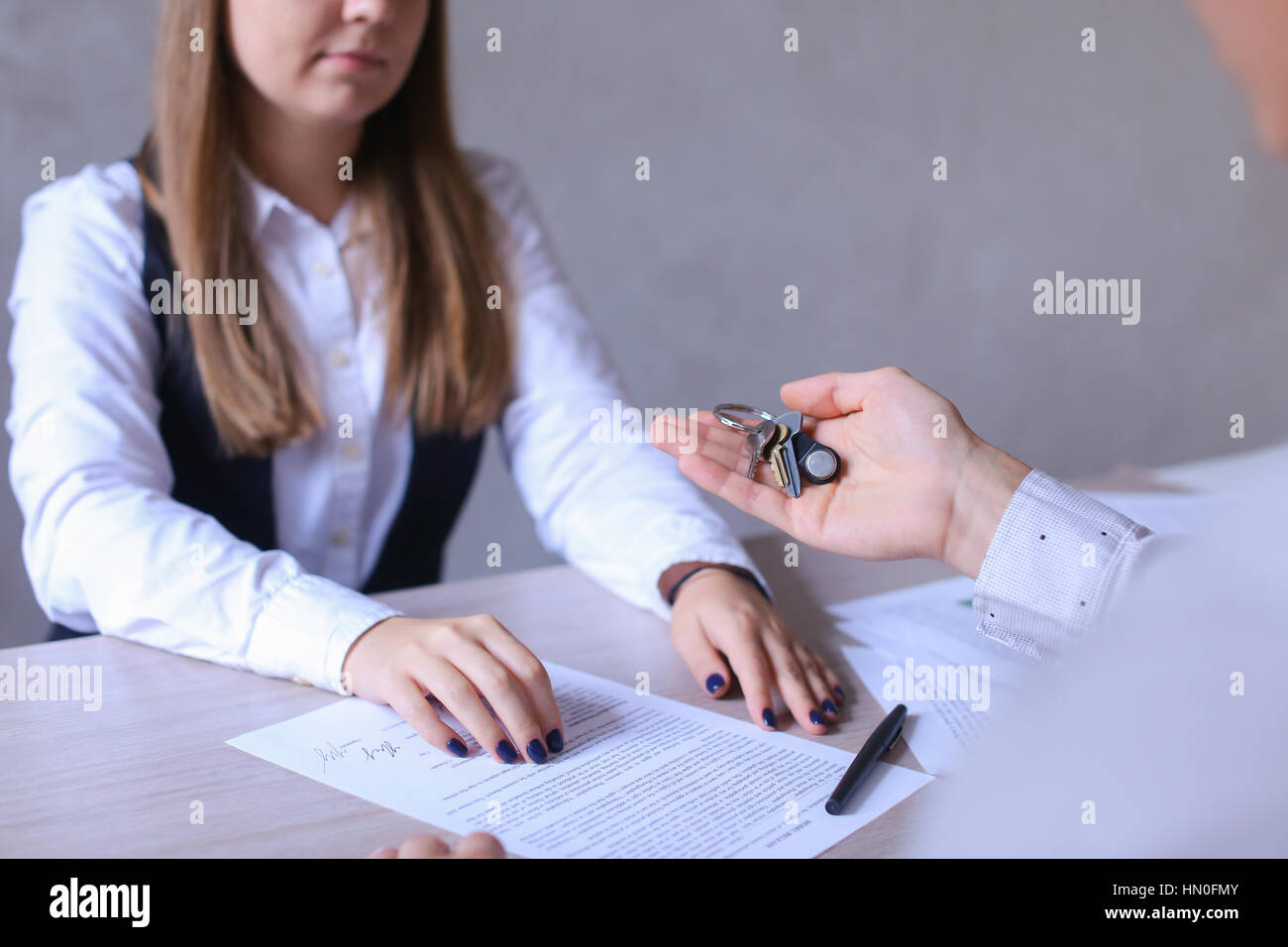 Azienda internazionale ha in programma il rilascio di un nuovo progetto e la donna di aspetto europeo marrone con capelli lunghi in camicia bianca seduto a sinistra considerando Sche Foto Stock