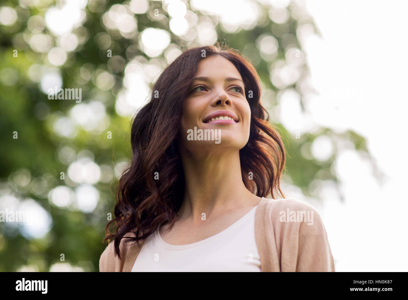 Bella felice giovane donna all'aperto in estate Foto Stock