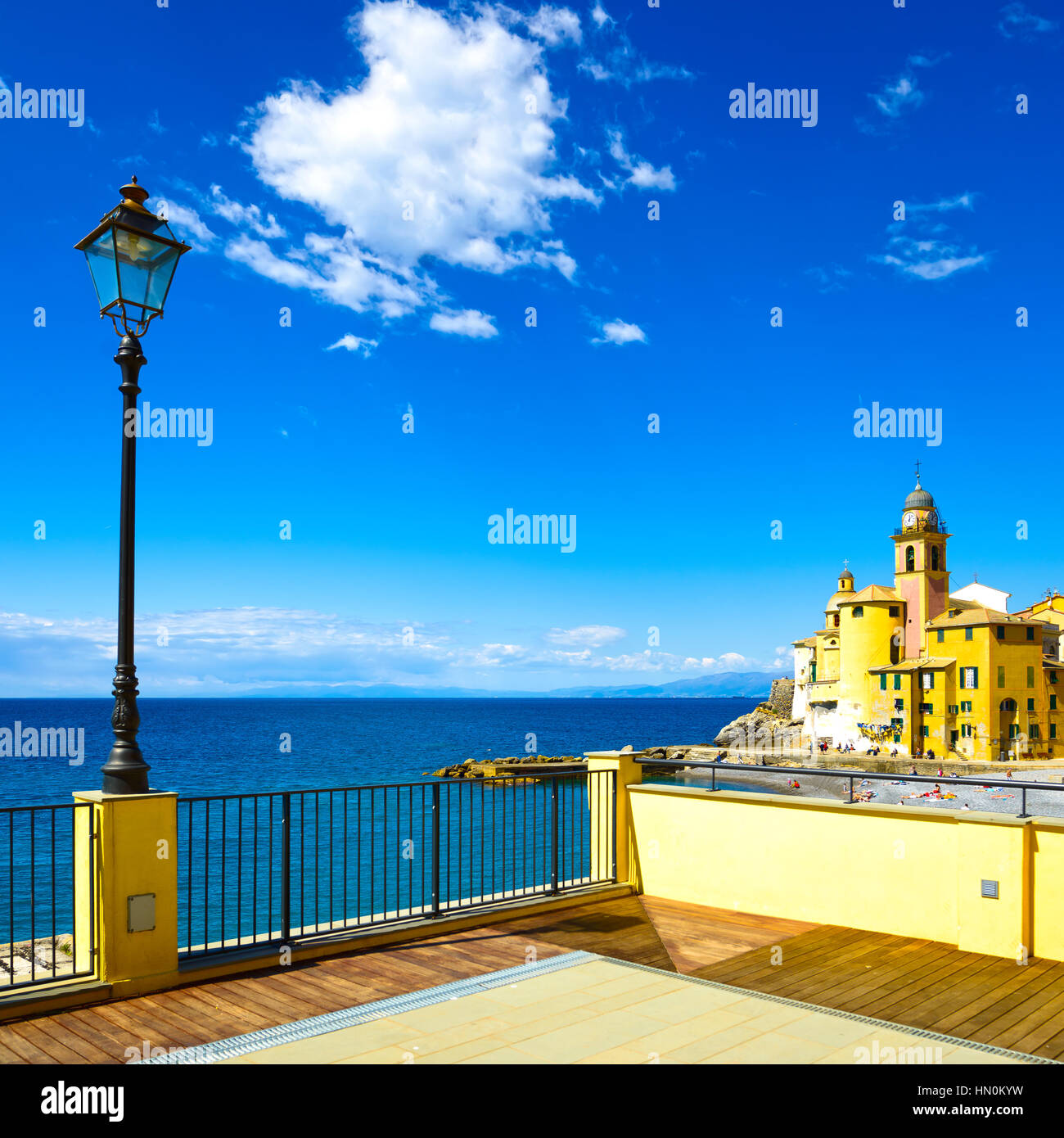 Camogli vecchia chiesa sul mare, lampada e terrazza. Destinazione di viaggio in Liguria, Italia. Foto Stock