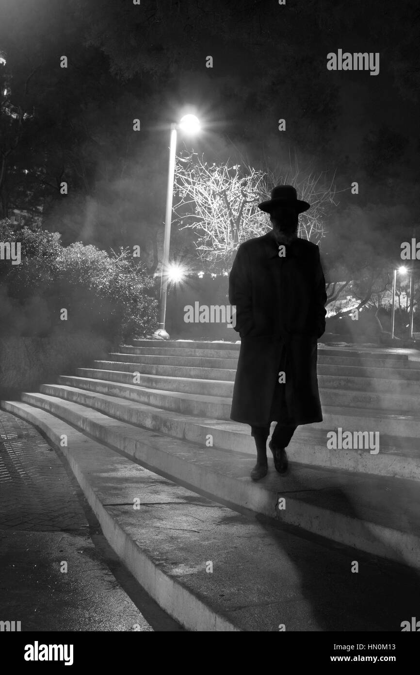 Silhouette misterioso uomo in via la luce di notte - Tel Aviv, Israele Foto Stock