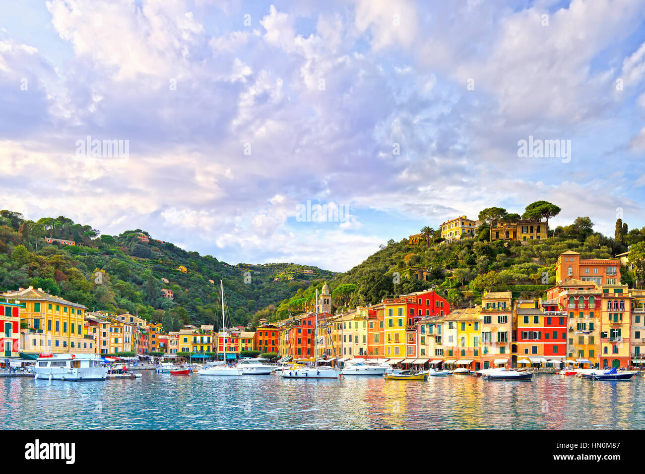 Portofino luxury landmark panorama. Villaggio e yacht in Little Bay Harbor. Liguria, Italia Foto Stock