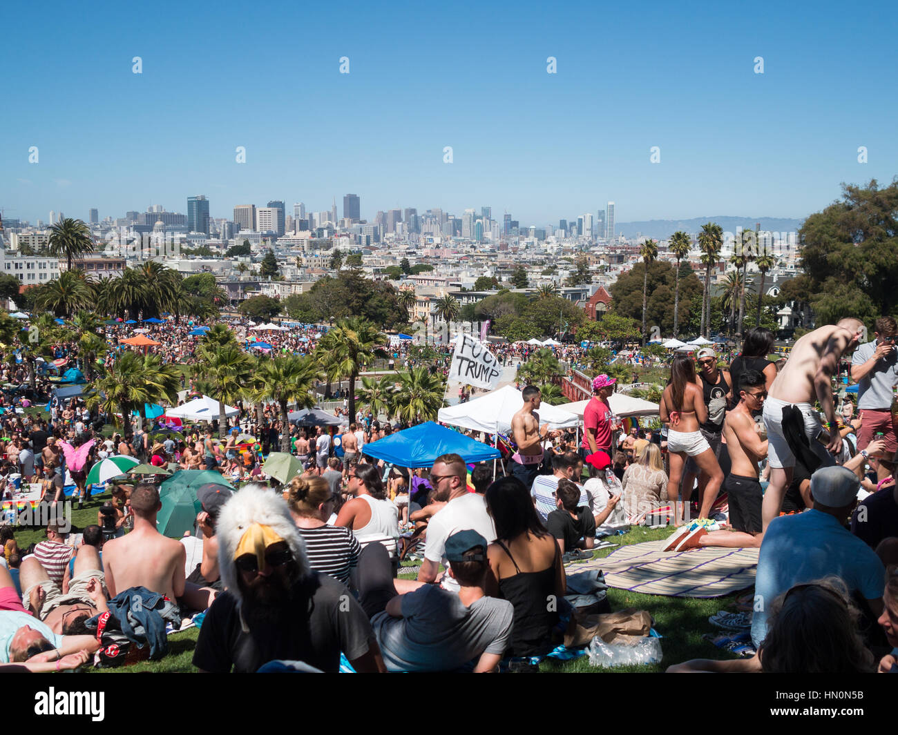 Festa di San Francisco Dyke Marzo 2016 con lo skyline della città in background Foto Stock