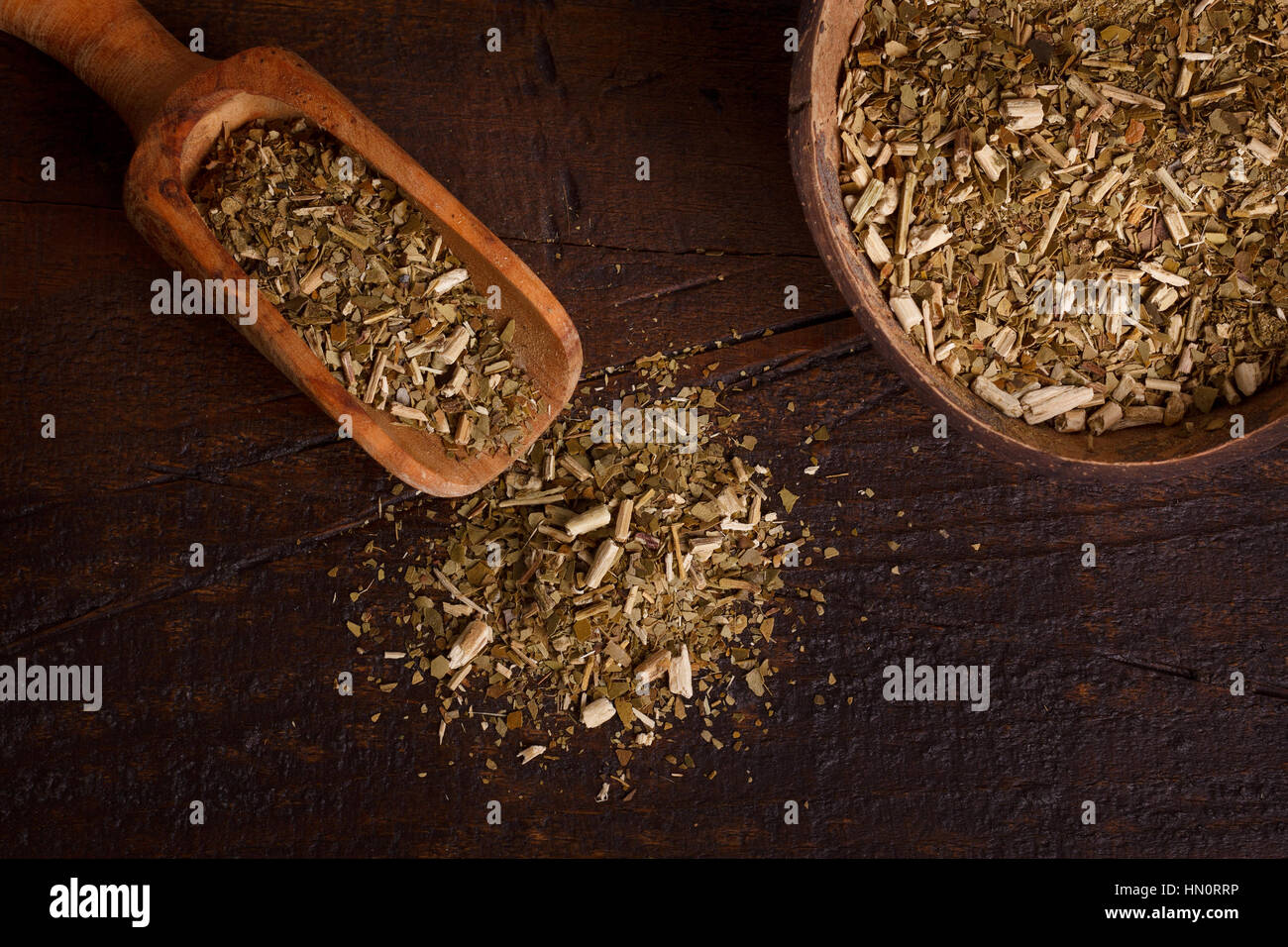 Mate con scoop su sfondo di legno. Messa a fuoco selettiva Foto Stock