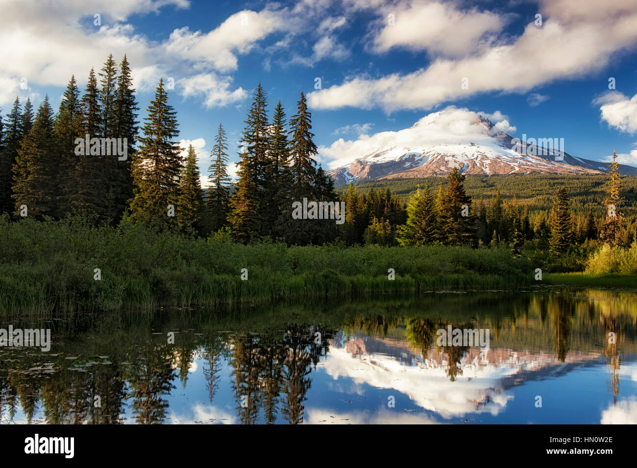 Sera nuvole parte brevemente rivelando Oregon il picco più alto, Mt Hood riflettendo in Multorpor Tarn. Foto Stock