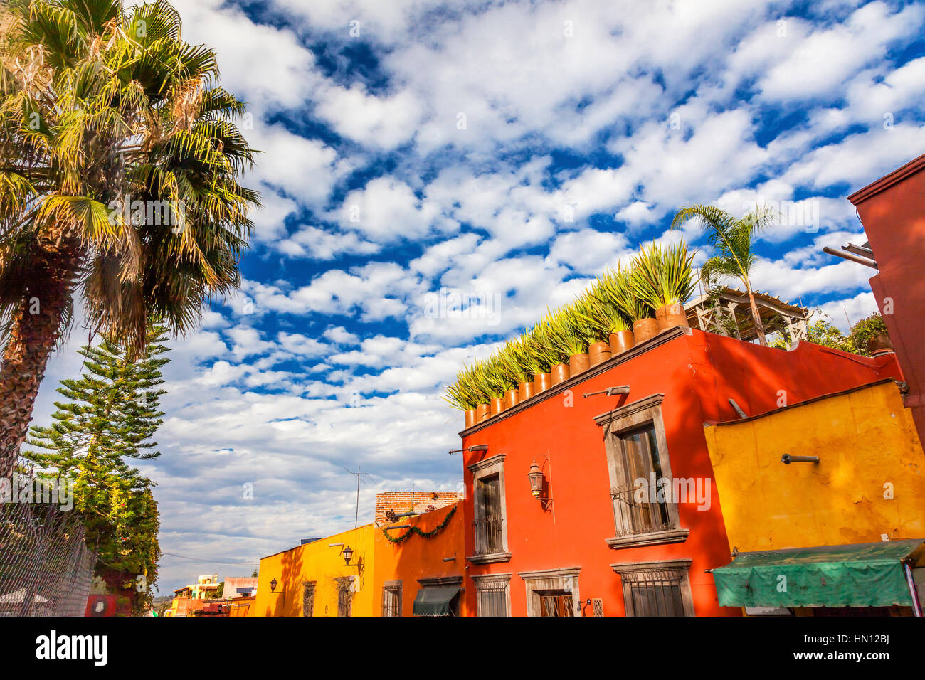 Giallo arancione Town Street turisti Alberghi San Miguel De Allende Messico. Foto Stock