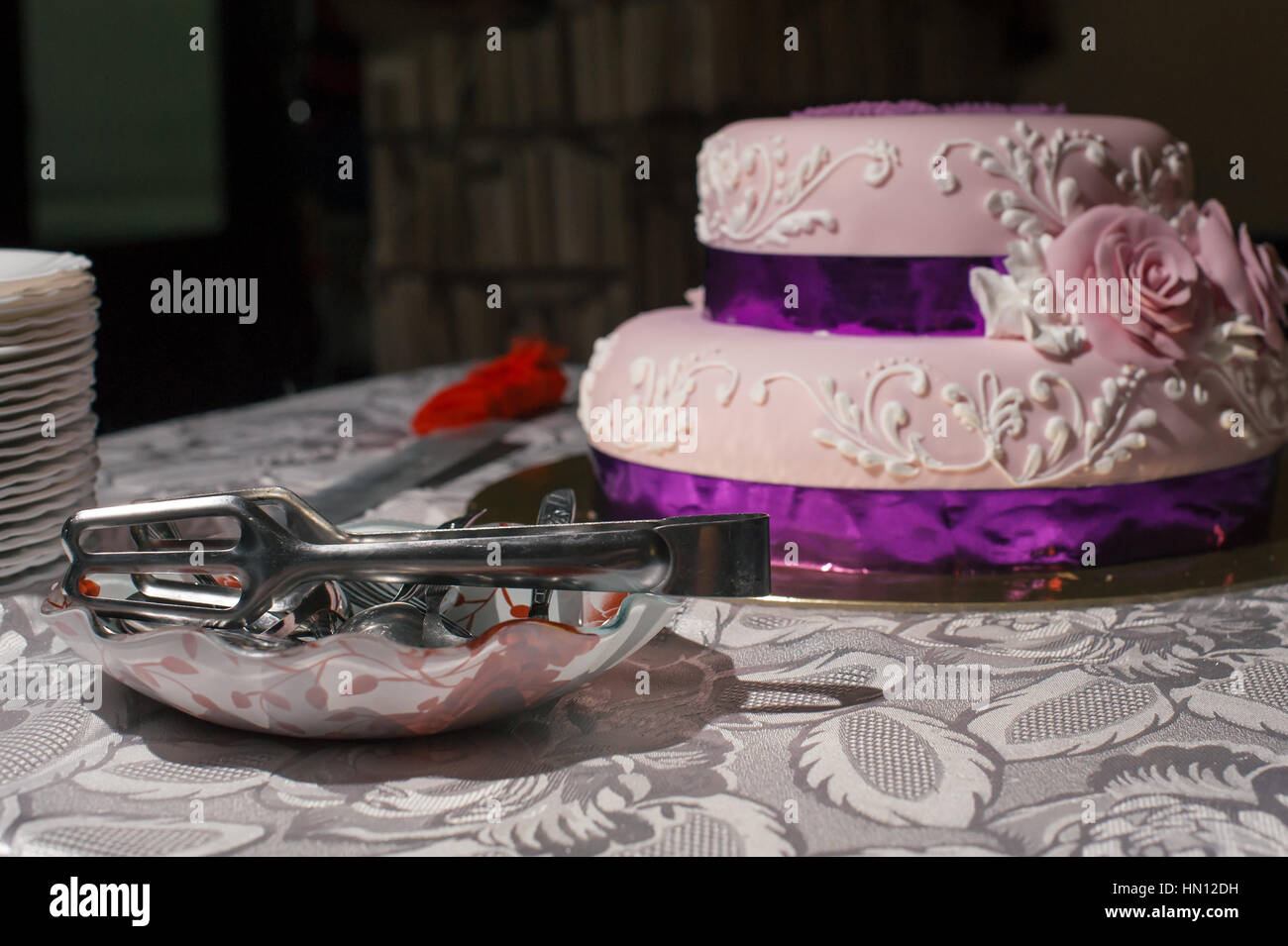 Torta di nozze e gli strumenti per il taglio Foto Stock