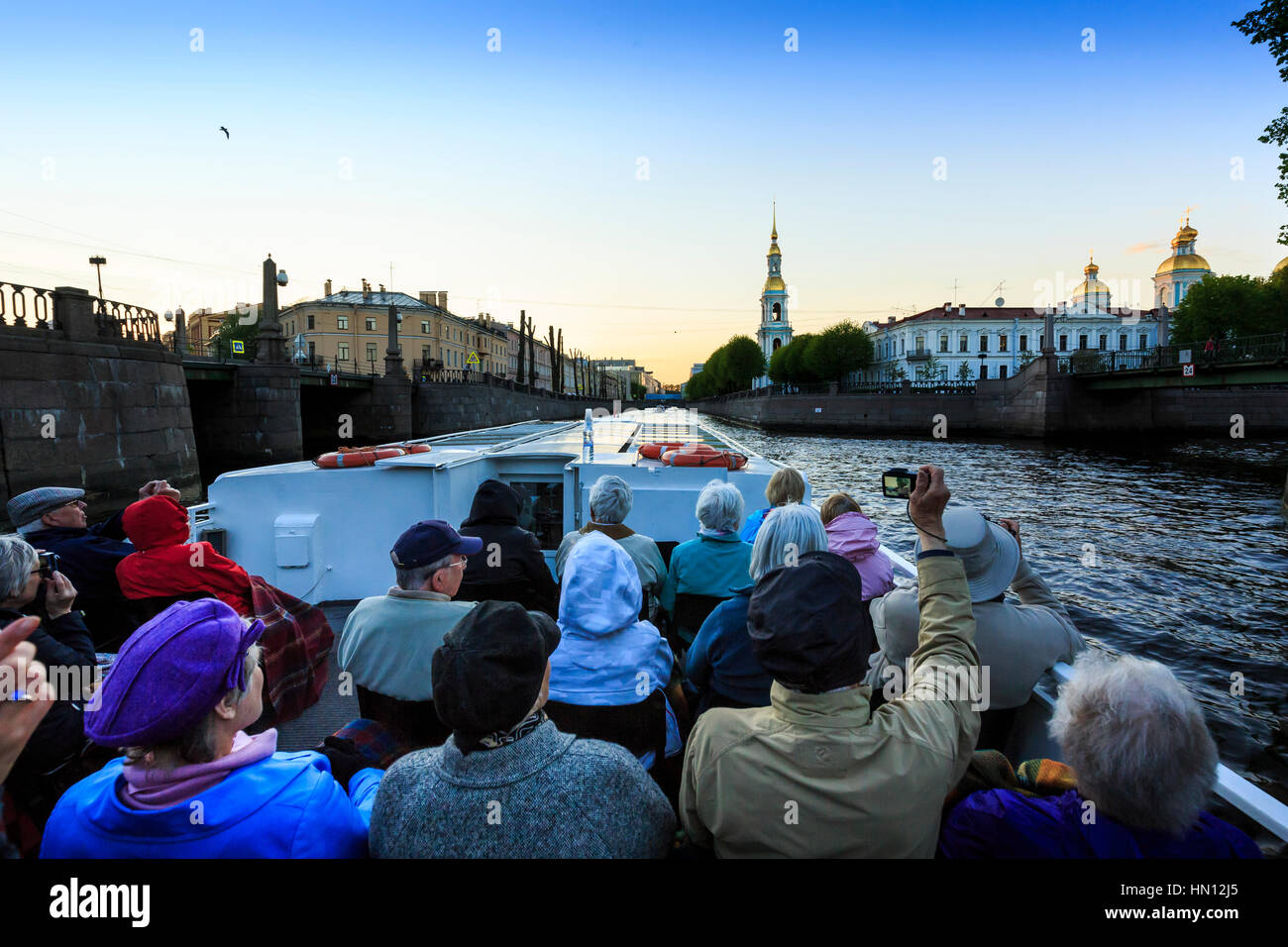 I turisti a fare una gita in barca sul canale, San Pietroburgo, Russia Foto Stock