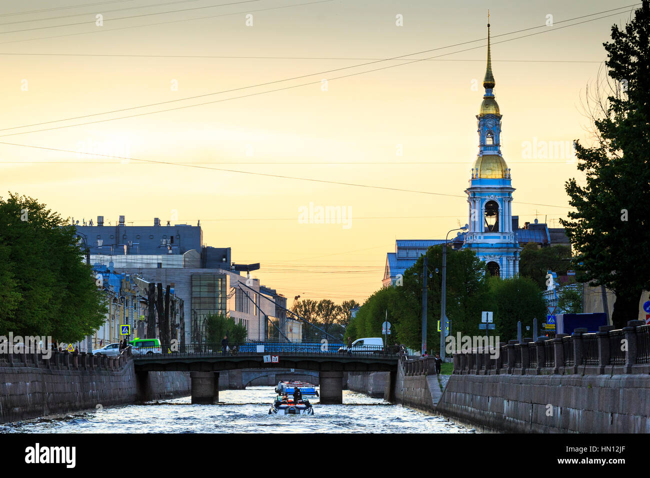 Tramonto sul Canal e St Nicholas cattedrale navale con escursione barche , San Pietroburgo, Russia Foto Stock