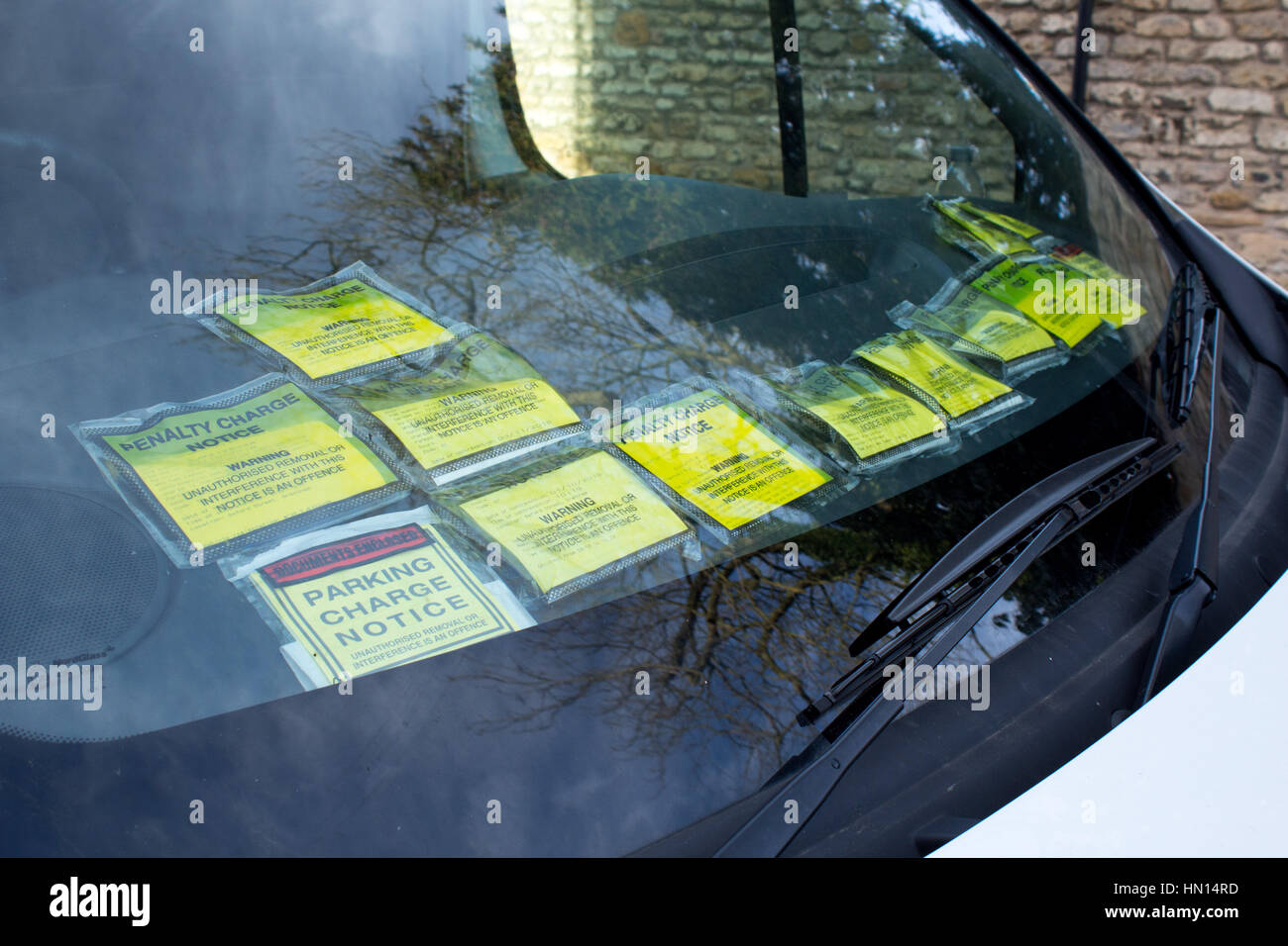 Un furgone parcheggiato in Eastgate, Lincoln City Center visualizza una serie di biglietti di parcheggio sul cruscotto. Foto Stock