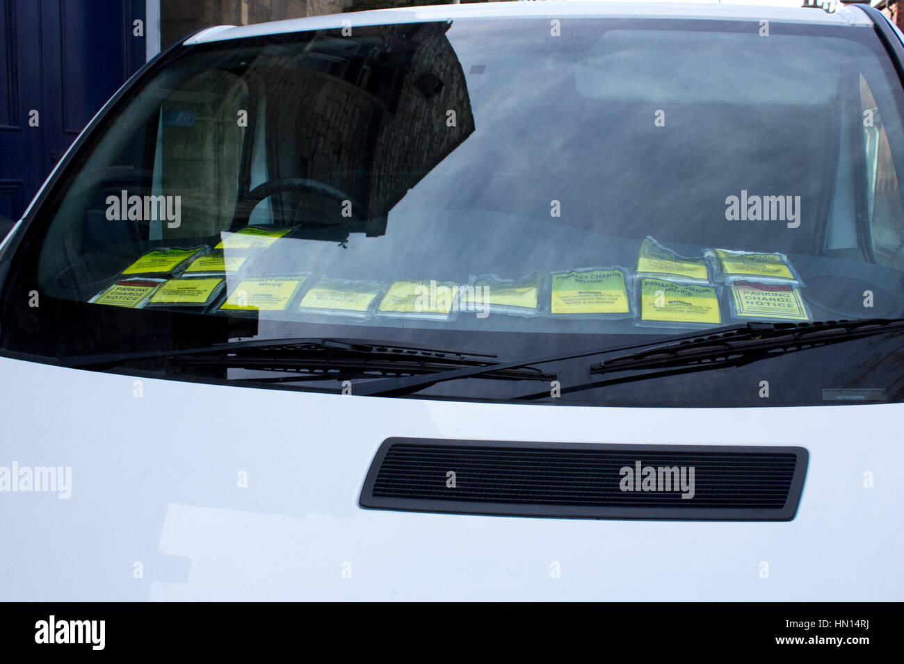 Un furgone parcheggiato in Eastgate, Lincoln City Center visualizza una serie di biglietti di parcheggio sul cruscotto. Foto Stock