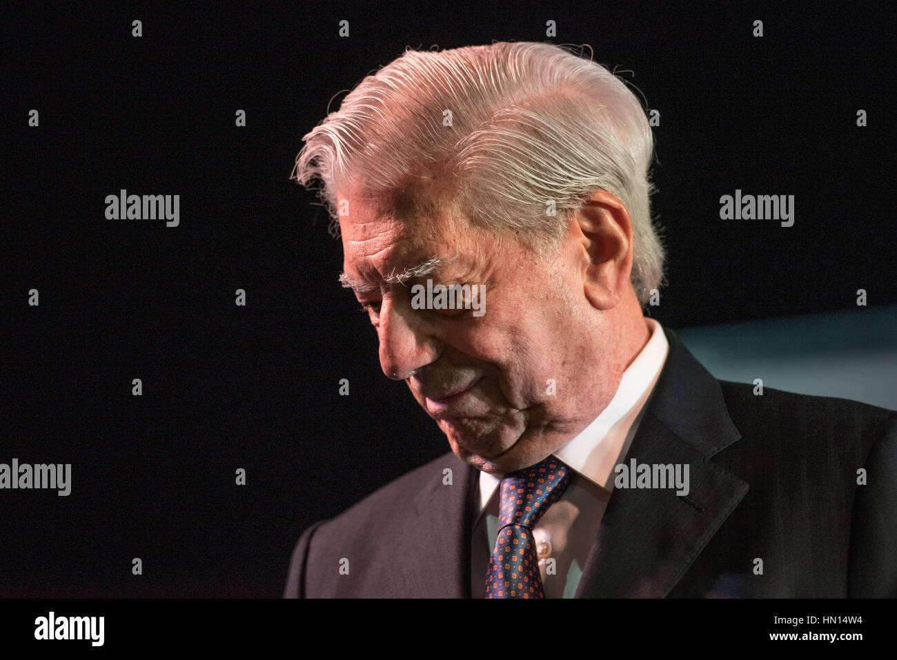 Buenos Aires, Argentina - 6 Maggio 2016: Premio Nobel per la letteratura Mario Vargas Llosa durante la presentazione del suo libro Cinco Esquinas come parte di B Foto Stock