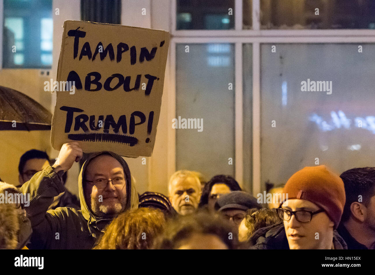 Cardiff protestare contro Trump's 'Mdivieto uslim' - un manifestante detiene un segno dotato di slang gallese che recita "Tampin' circa Trump' Foto Stock