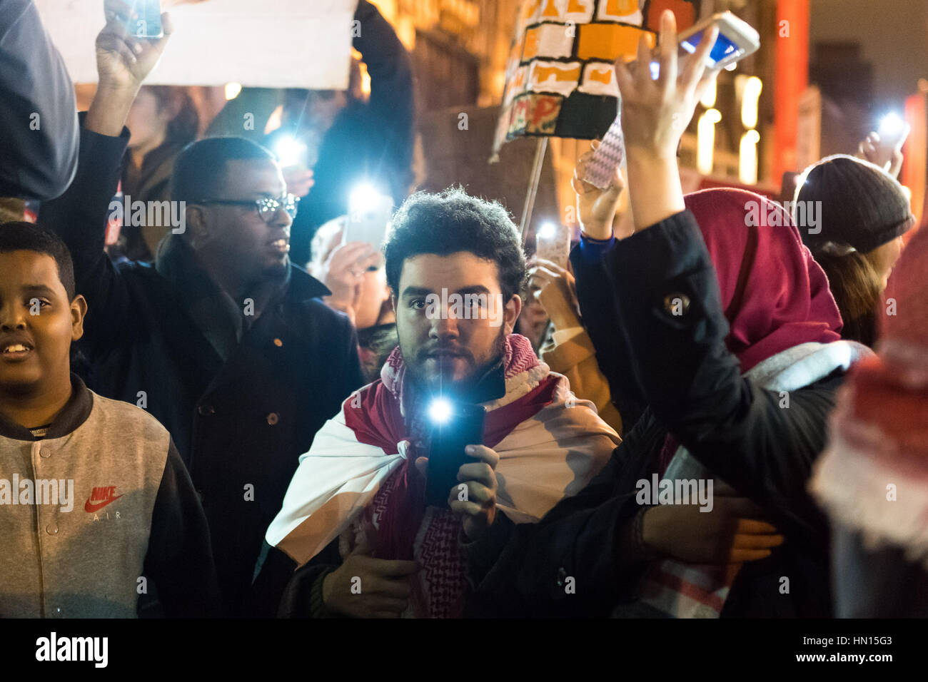 Cardiff protestare contro Trump's 'Mdivieto uslim' - manifestanti brillare la luce dai loro telefoni cellulari in solidarietà con i rifugiati. Foto Stock