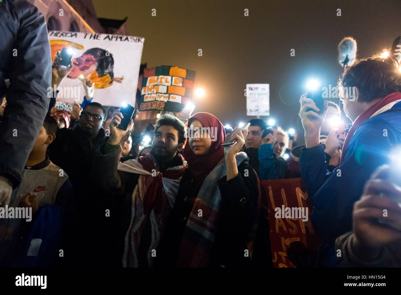 Cardiff protestare contro Trump's 'Mdivieto uslim' - manifestanti brillare la luce dai loro telefoni cellulari in solidarietà con i rifugiati. Foto Stock