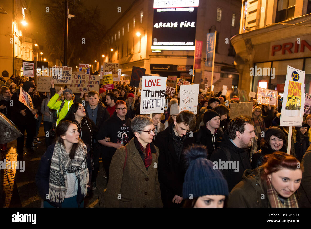 Cardiff protestare contro Trump's 'Mdivieto uslim' Foto Stock