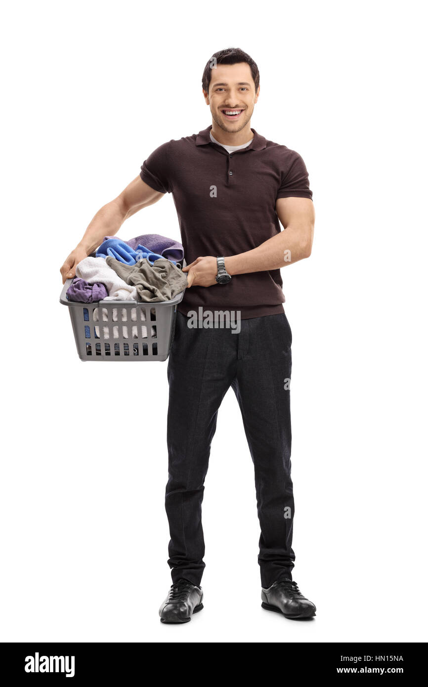 A piena lunghezza Ritratto di un felice ragazzo con una cesta piena di vestiti isolati su sfondo bianco Foto Stock