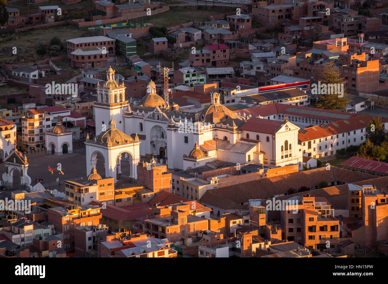 Arial vista sulla Basilica di Nostra Signora di Copacabana, Bolivia al tramonto Foto Stock