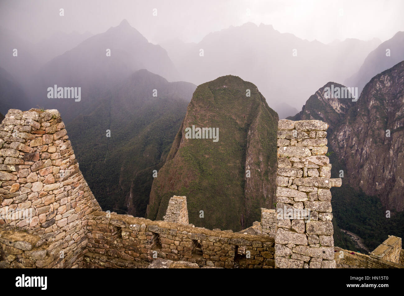 Oscura pioggia nuvole al famoso perso città Inca di Machu Picchu, Perù Foto Stock