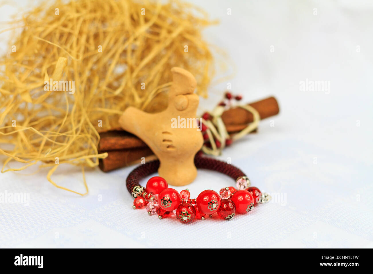 Gioielli fatti a mano braccialetto di istruzioni e argilla rooster, Cina, India, decorazioni, fatti a mano, gioielli di perline Foto Stock