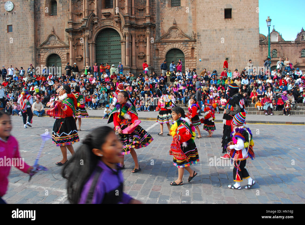 Locali peruviani vestito in abito tradizionale di prendere parte alla processione a un festival religioso, Plaza de Armas, Cusco, Perù Foto Stock