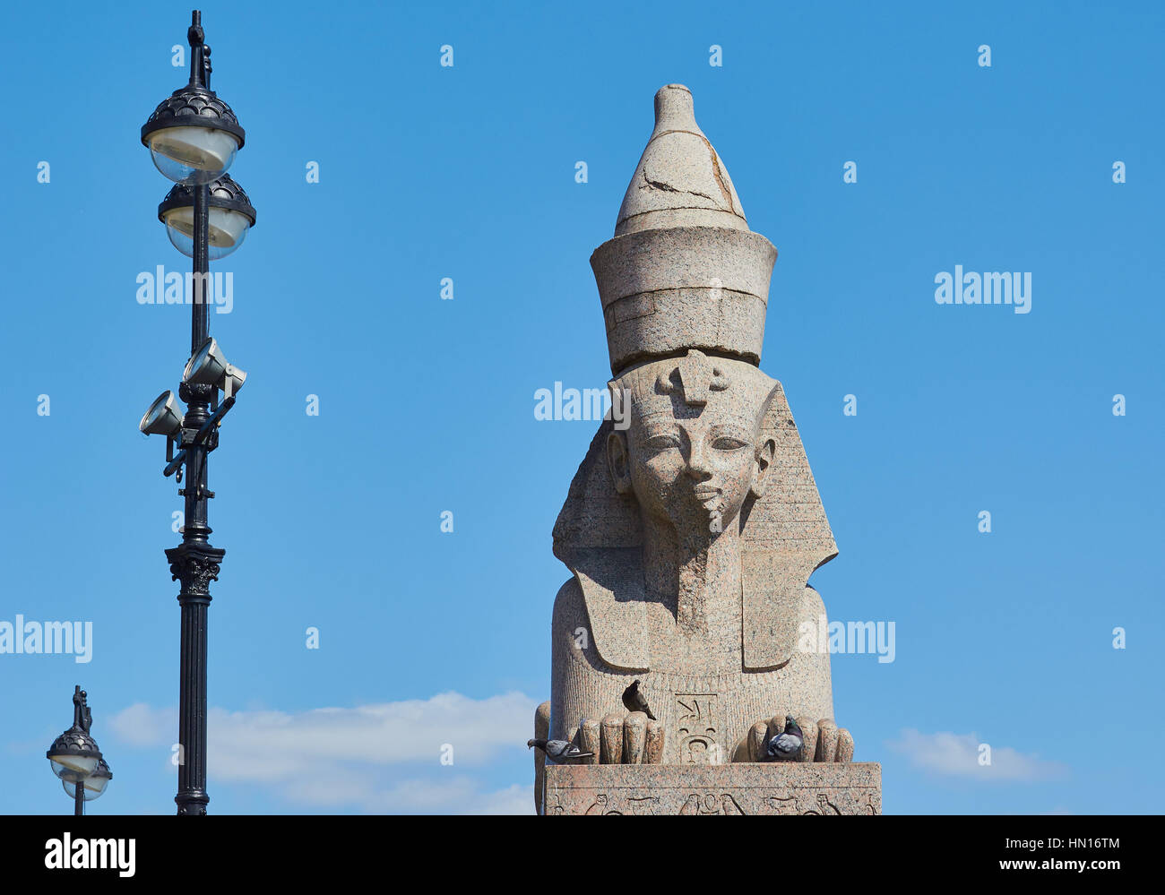 Uno di una coppia di xv secolo sfingi, Vasilevsky Island, San Pietroburgo, Russia Foto Stock