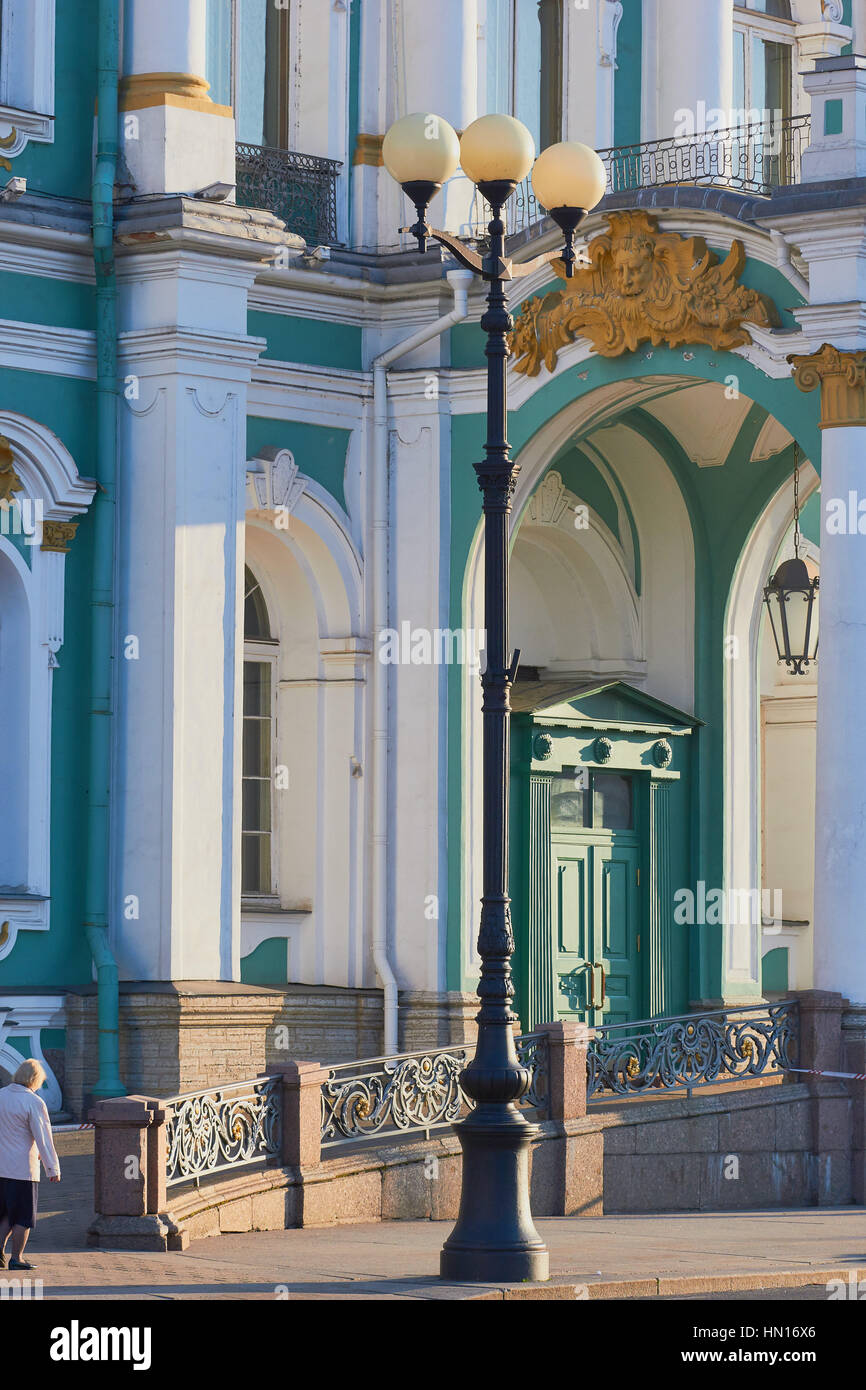 La donna si avvicina il Palazzo d'inverno, la Piazza del Palazzo, San Pietroburgo, Russia Foto Stock