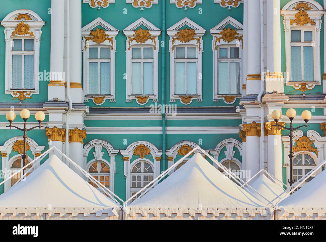 Tende bianche di fronte al Palazzo d'inverno, la Piazza del Palazzo, San Pietroburgo, Russia Foto Stock
