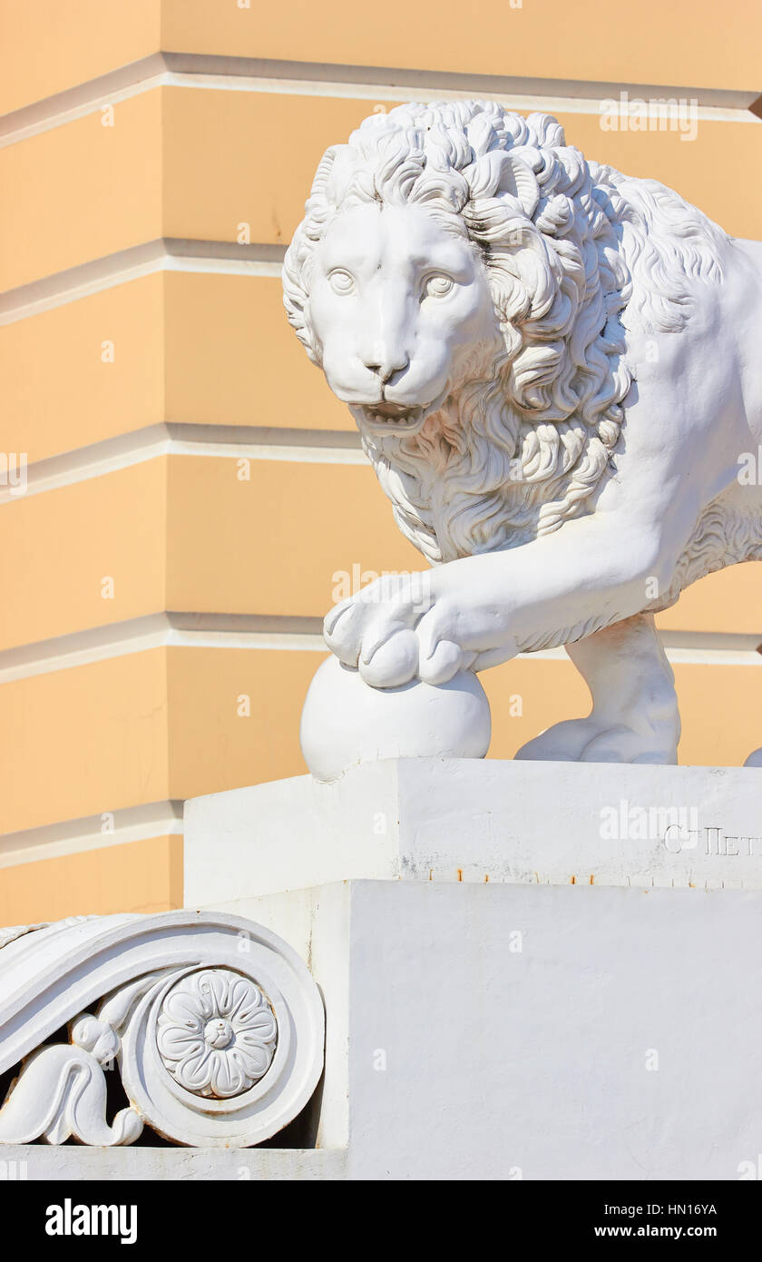 Leone scolpito al di fuori del Palazzo Mikhailovsky, edificio principale del Museo Russo, la Piazza delle Arti, Gostinyy Dvor, San Pietroburgo, Russia Foto Stock