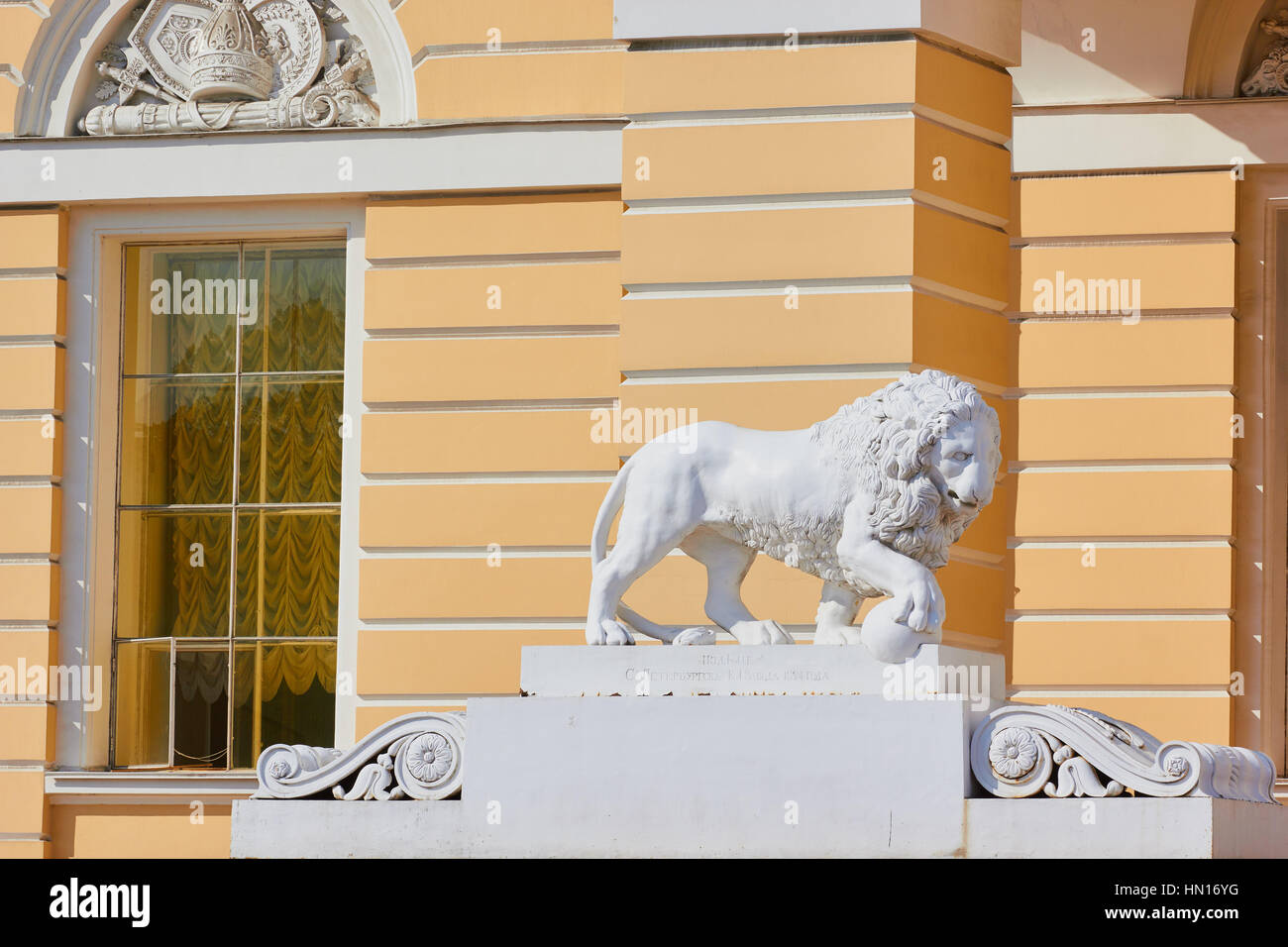 Leone scolpito al di fuori del palazzo Mikhaylovskiy, edificio principale del Museo Russo, la Piazza delle Arti, Gostinyy Dvor, San Pietroburgo, Russia Foto Stock