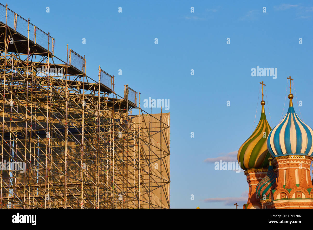 Le cupole della cattedrale di San Basilio e di impalcature, Piazza Rossa di Mosca, Russia Foto Stock