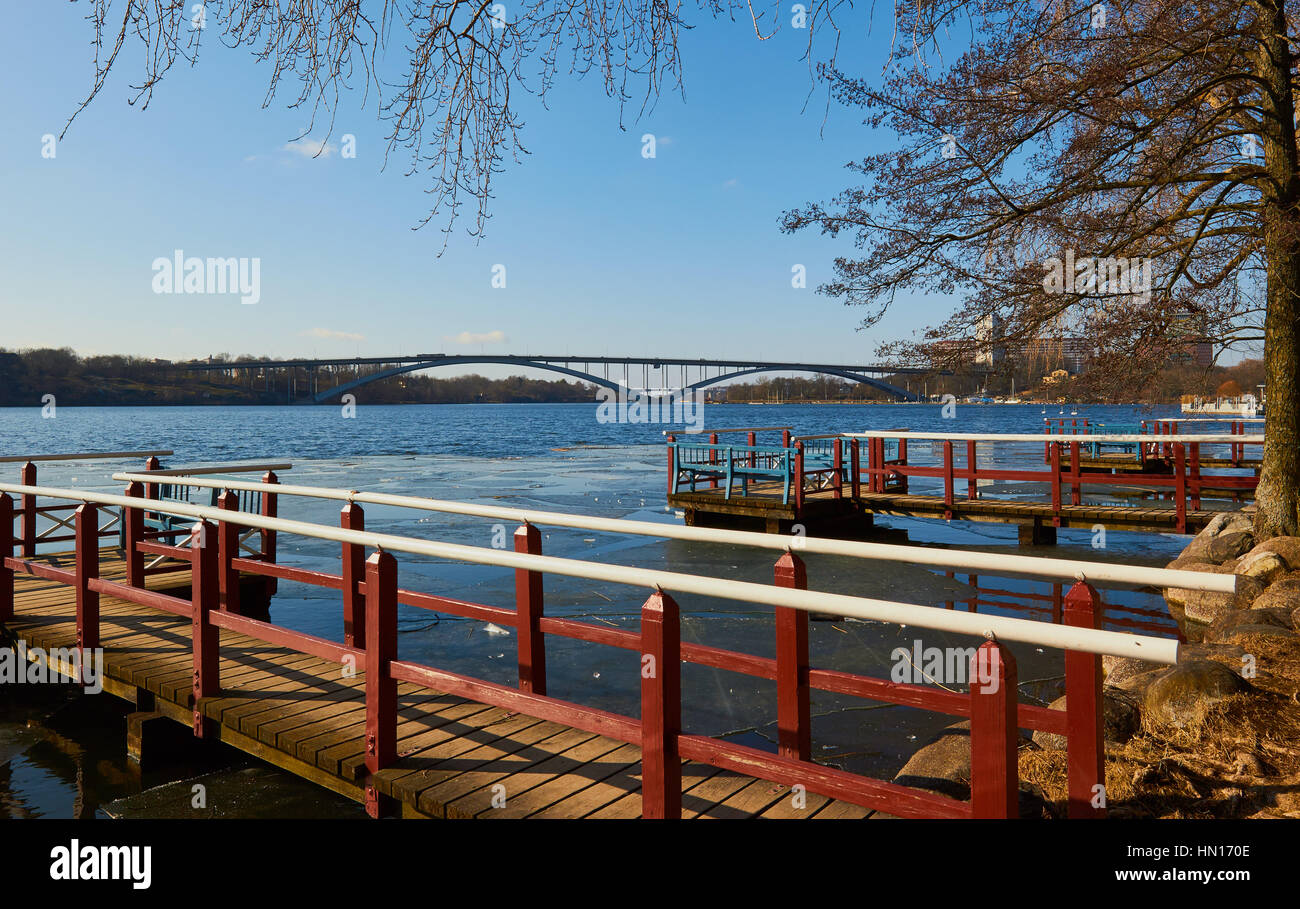 Vista verso Ponte Vasterbron con pontili in legno, Kungsholmen, Stoccolma, Svezia e Scandinavia Foto Stock