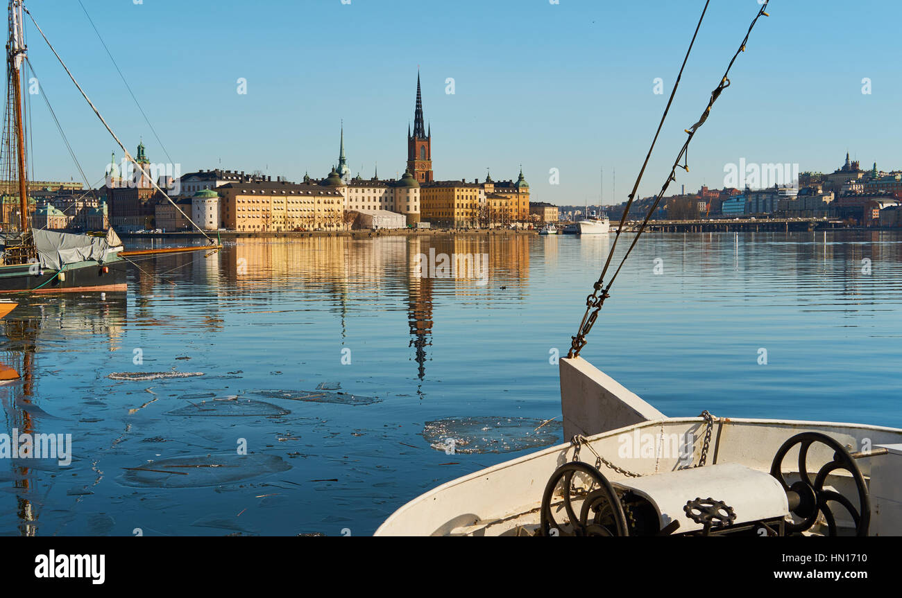 Vista invernale di Riddarholmen e Gamla Stan dal Kungsholmen waterfront, Stoccolma, Svezia e Scandinavia Foto Stock