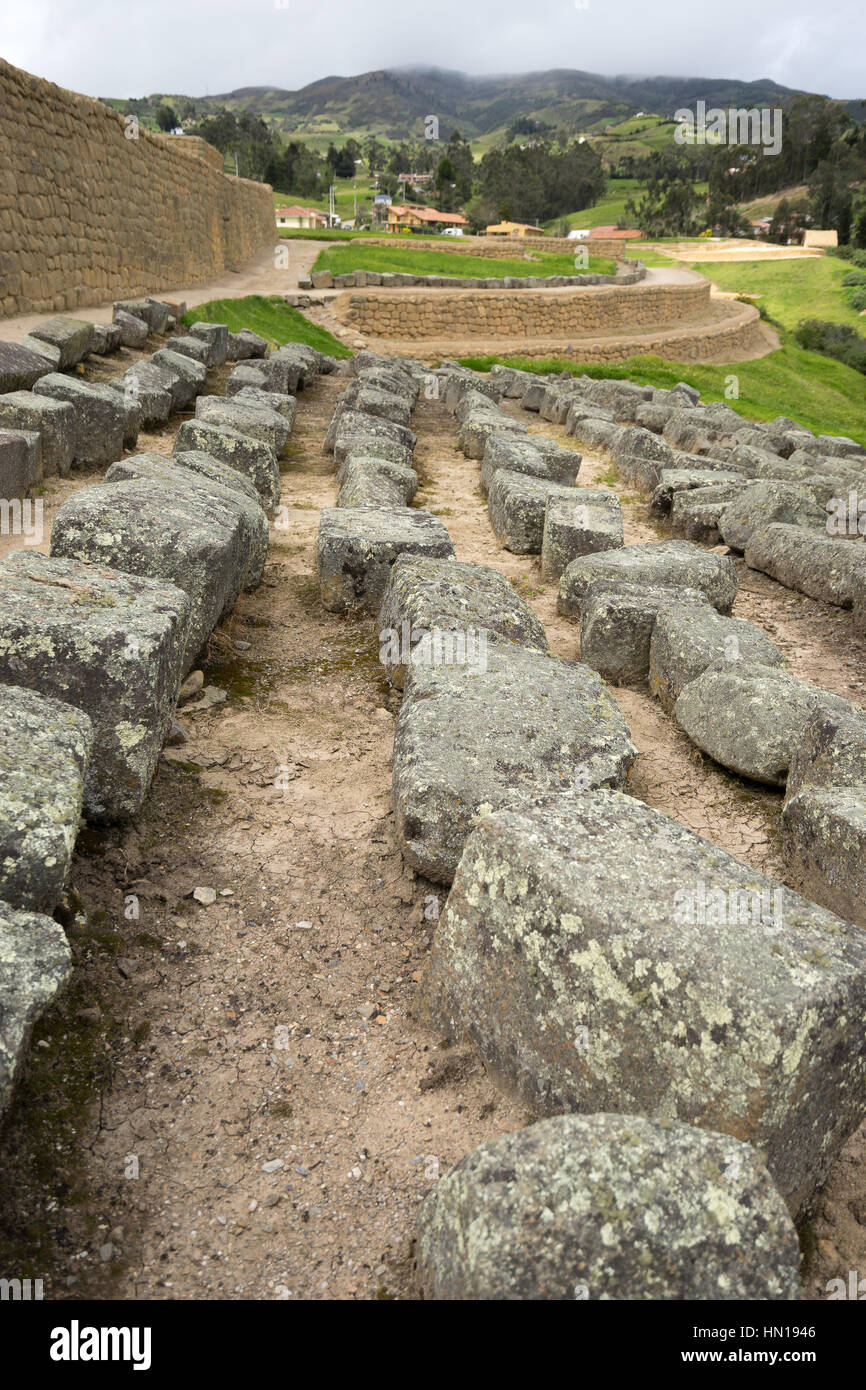 Antichi recuperati in blocchi di pietra dai villaggi circostanti in cui sono state prese dalle rovine di Ingapirca da locali Foto Stock