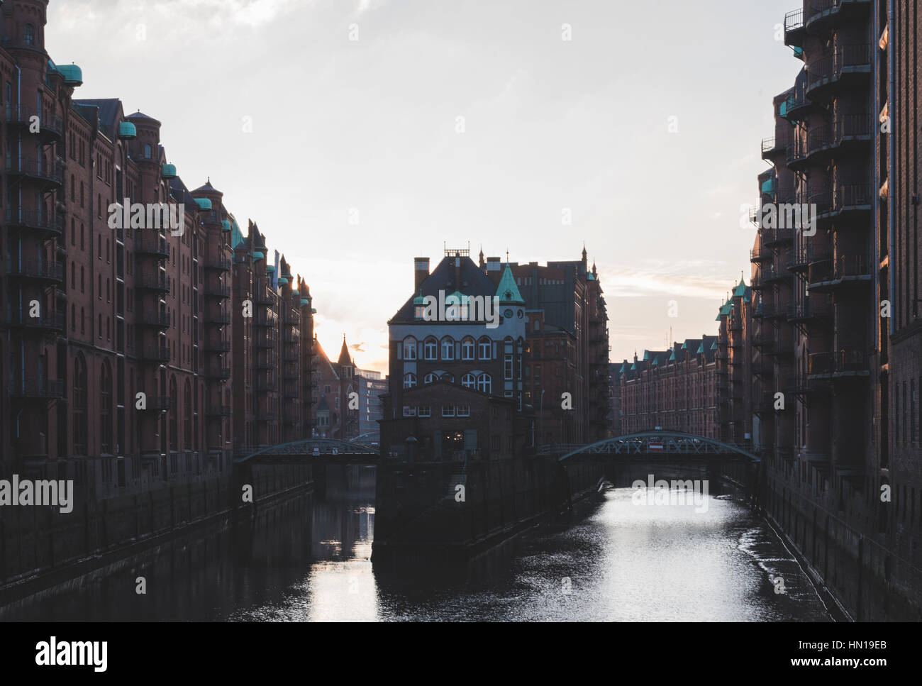 Edifici e canale nel vecchio magazzino del distretto di Amburgo, Germania Foto Stock