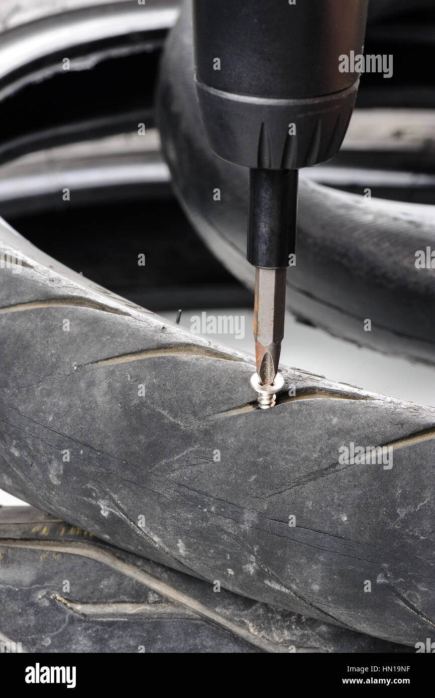 Vite di puncturing chiodo per pneumatici moto. Foto Stock