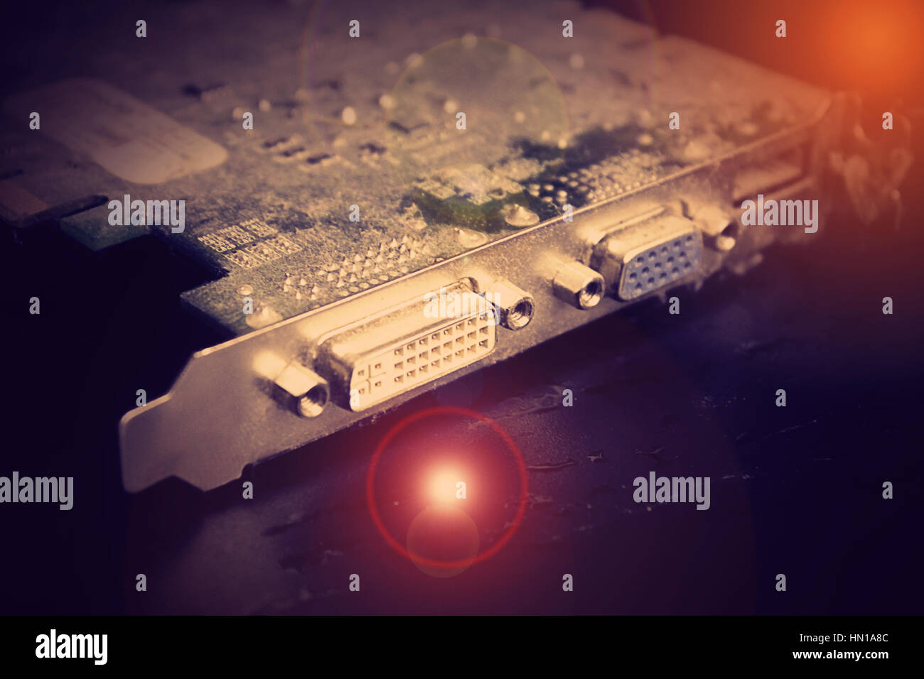 La scheda video del computer in polvere, usb close up, contro uno sfondo scuro, una scheda Foto Stock