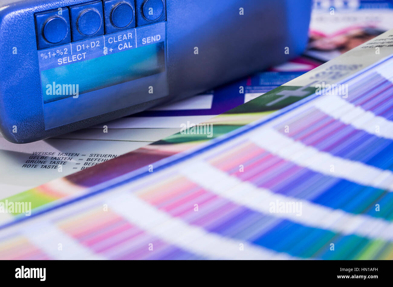 La gestione del colore nel processo di stampa con lente di ingrandimento, i  campioni di colore e di densitometro Foto stock - Alamy