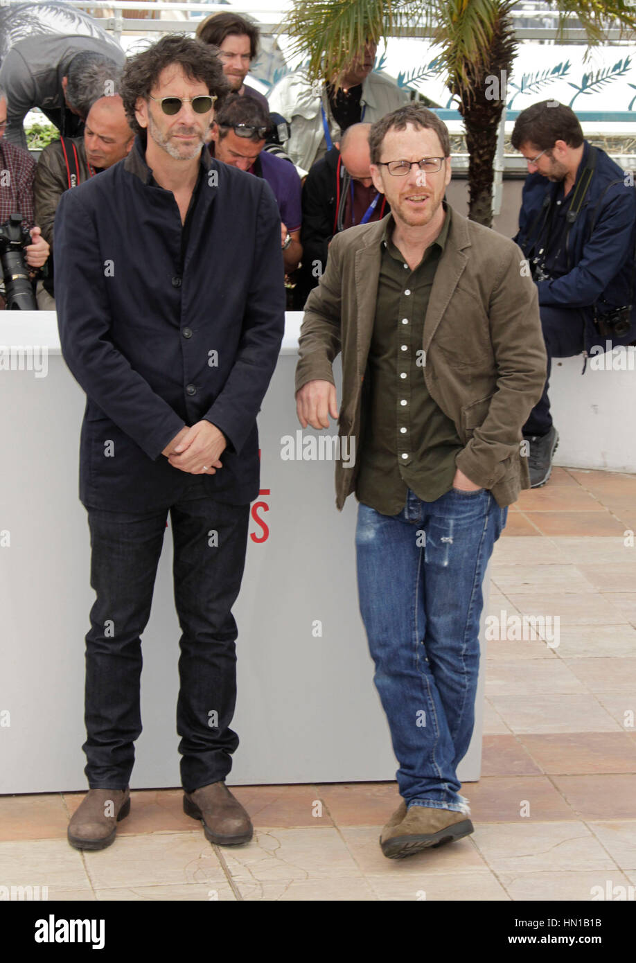 Joel Coen e Ethan Coen pongono al photocall per il film 'Inside Llewyn Davis' al Cannes Film Festival presso il 66° Festival del Cinema di Cannes il 19 maggio 2013, a Cannes, Francia. Foto di Francesco Specker Foto Stock