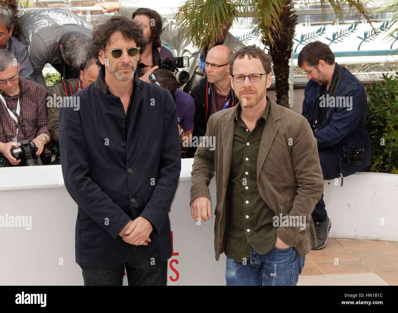 Joel Coen e Ethan Coen pongono al photocall per il film 'Inside Llewyn Davis' al Cannes Film Festival presso il 66° Festival del Cinema di Cannes il 19 maggio 2013, a Cannes, Francia. Foto di Francesco Specker Foto Stock