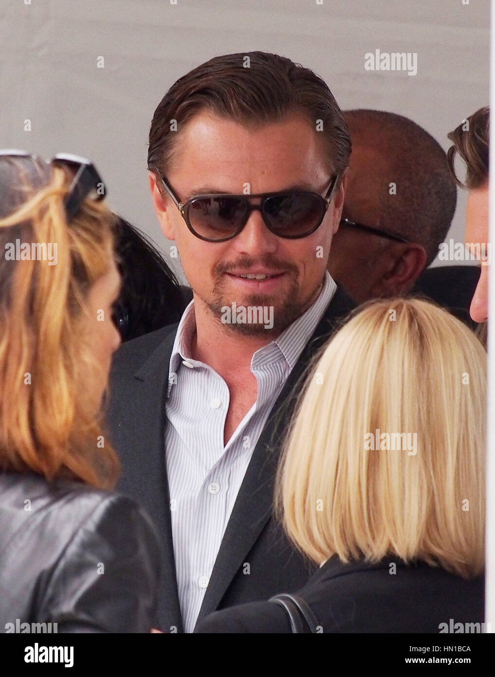 Leonardo DiCaprio indossa occhiali da sole alla fotocellula per il film "il  Grande Gatsby" al 66° Festival di Cannes, in Francia, il 15 maggio 2013.  Foto di Francis Specker Foto stock - Alamy