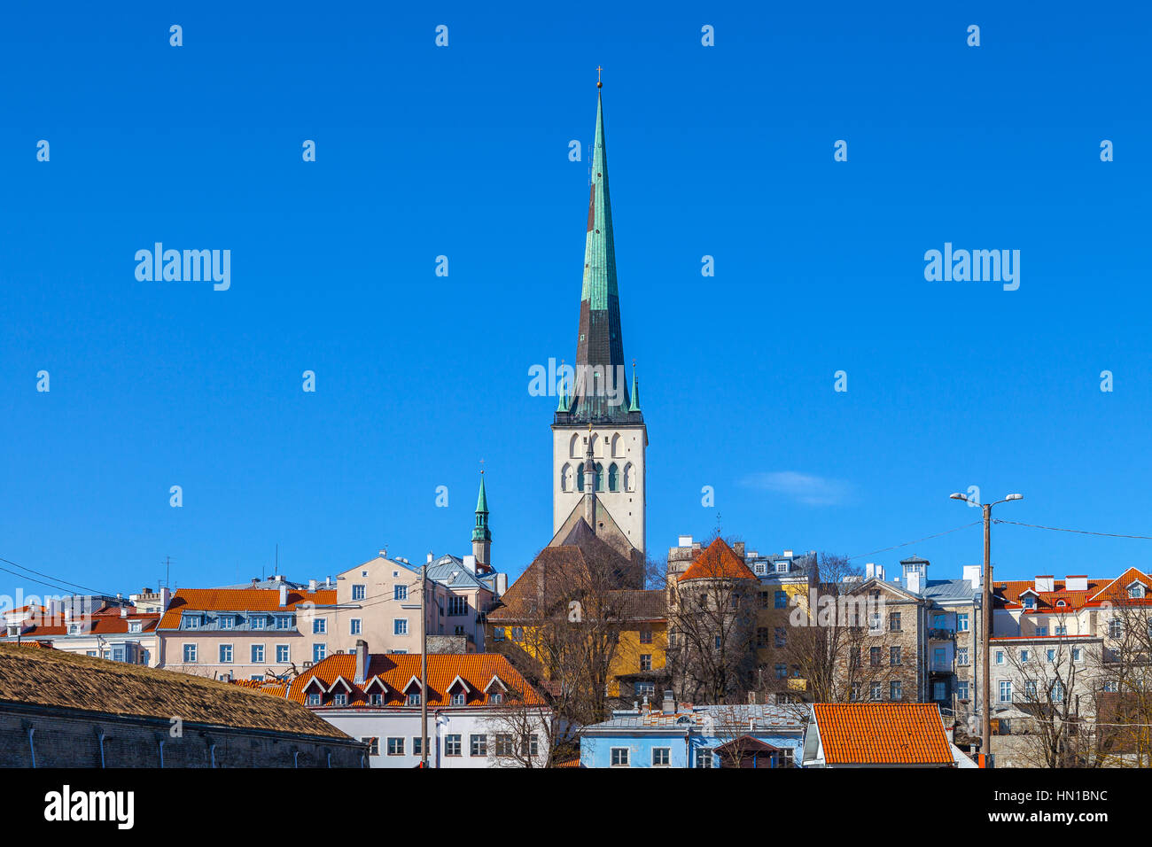 Belle di San Olaf chiesa e case del vecchio Tallinn Foto Stock