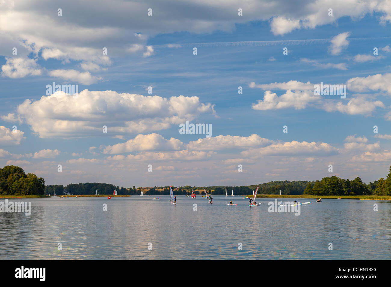 TRAKAI, Lituania - 22 AGO 2015: formazione windsurf sul lago nella giornata di sole Foto Stock