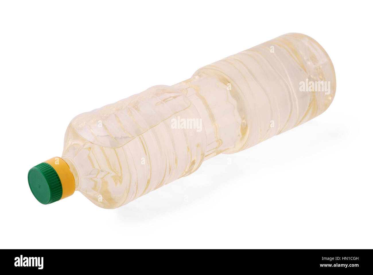 In plastica trasparente bottiglia con un tappo verde con un drink su sfondo bianco. Tracciato di ritaglio all'interno Foto Stock