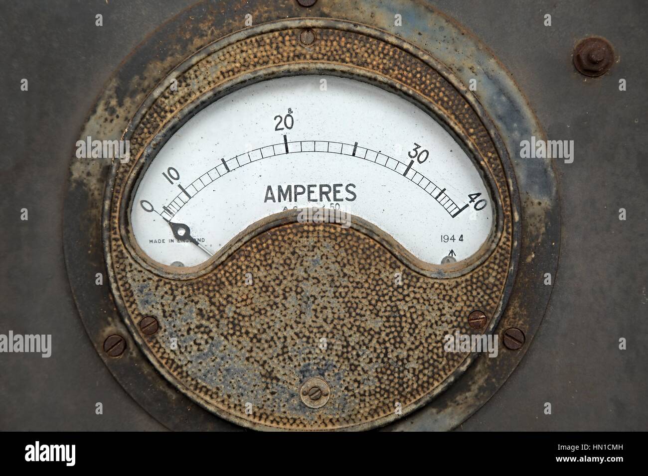 Vecchio arrugginito amperometro Foto Stock