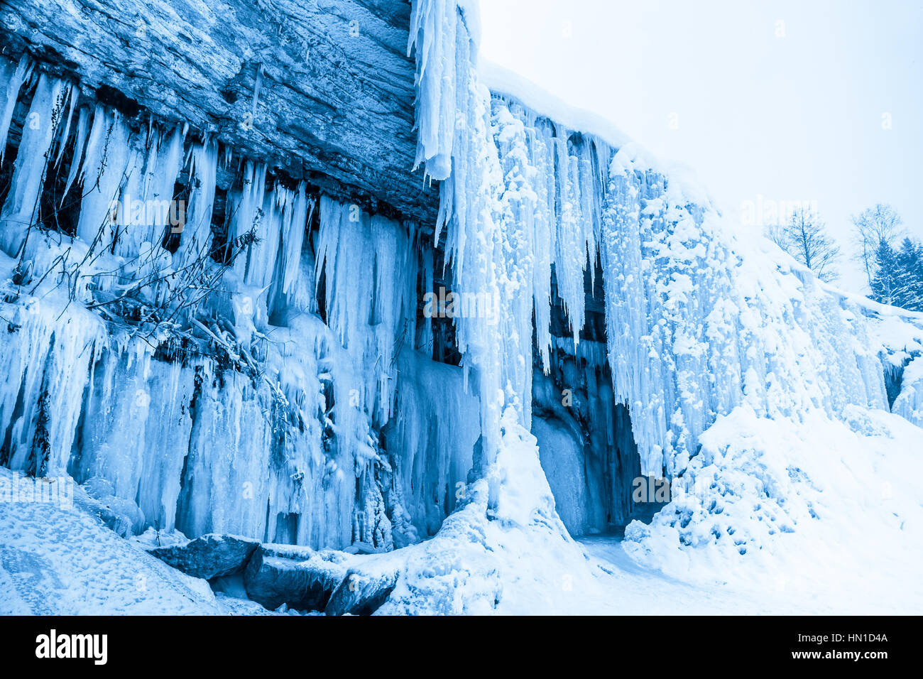 Grotta di ghiaccio in cascata ghiacciata Jagala, Estonia Foto Stock