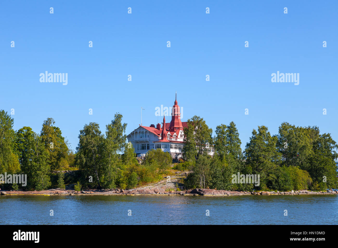 Helsinki. Luoto Isola d'estate. Accogliente edificio in legno sull'isola verde Foto Stock