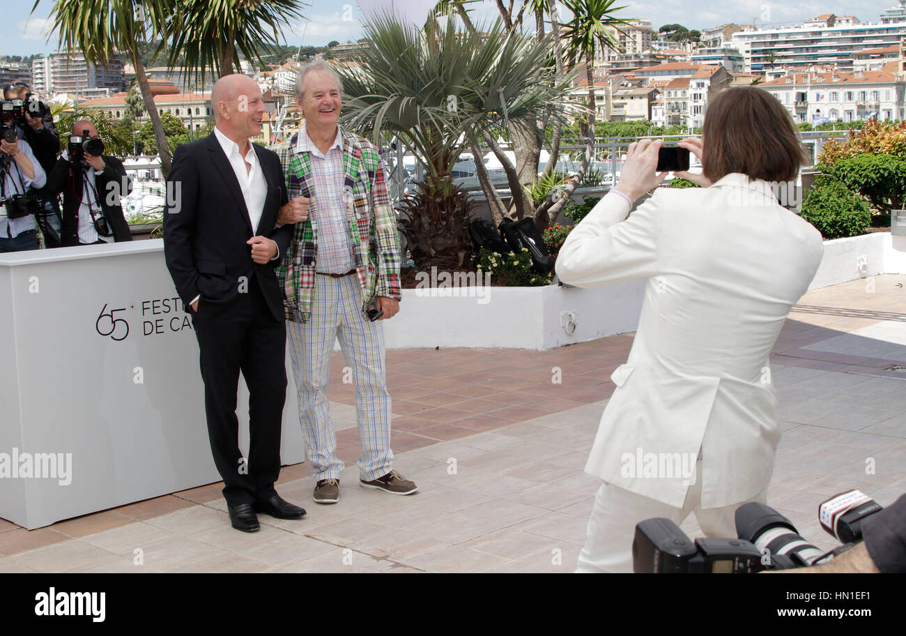 Bruce Willis, sinistra e Bill Murray hanno le loro foto presa dal direttore di Wes Anderson presso la foto chiamata per il film, 'Moonrise unito" durante il sessantacinquesimo Cannes Film Festival di Cannes, Francia il 16 maggio 2012. Foto di Francesco Specker Foto Stock