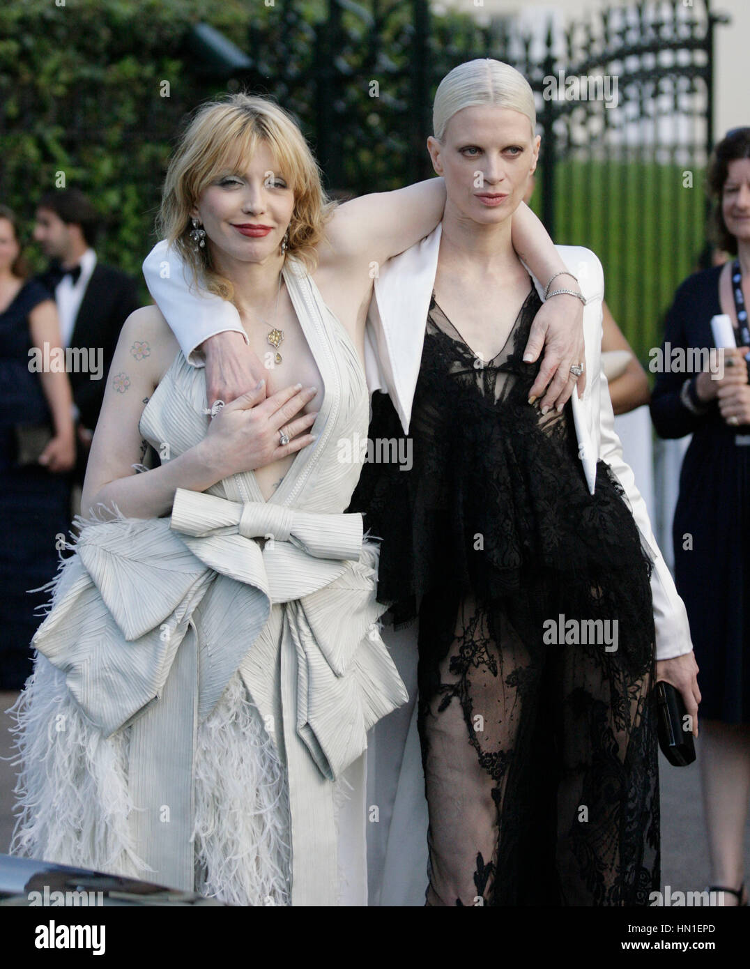 Courtney Love e Kristen McMenamy arrivano al gala amFAR all'Hotel Du Cap di Antibes, Francia, il 19 maggio 2011. Foto di Francis Specker Foto Stock