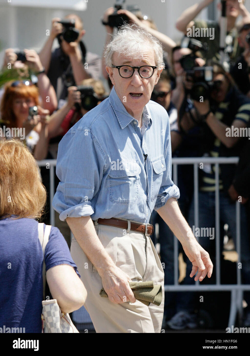 Woody Allen arriva presso il Palais des Festivals al Cannes Film Festival di Cannes, Francia il 11 maggio 2011. Foto di Francesco Specker Foto Stock