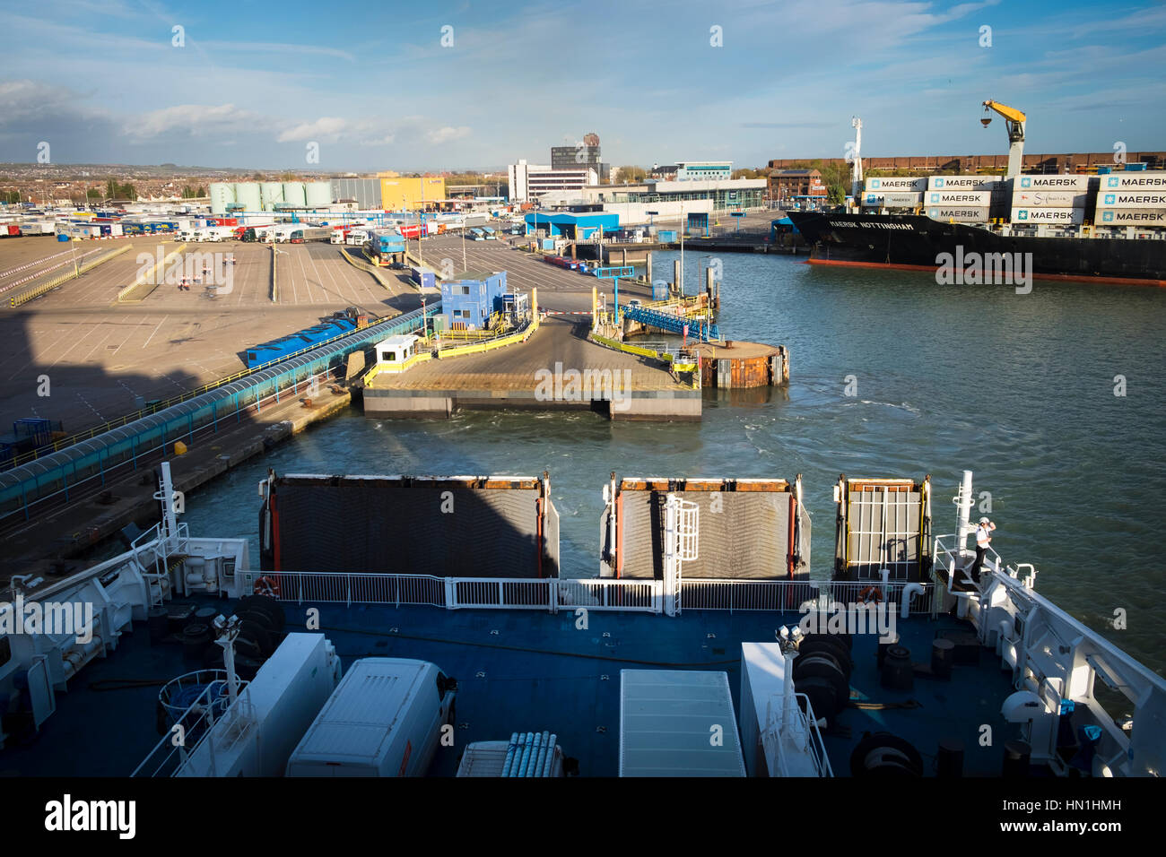 Parte posteriore del traghetto per auto lasciando dock e rampa di carico a Portsmouth ferrry terminale Foto Stock